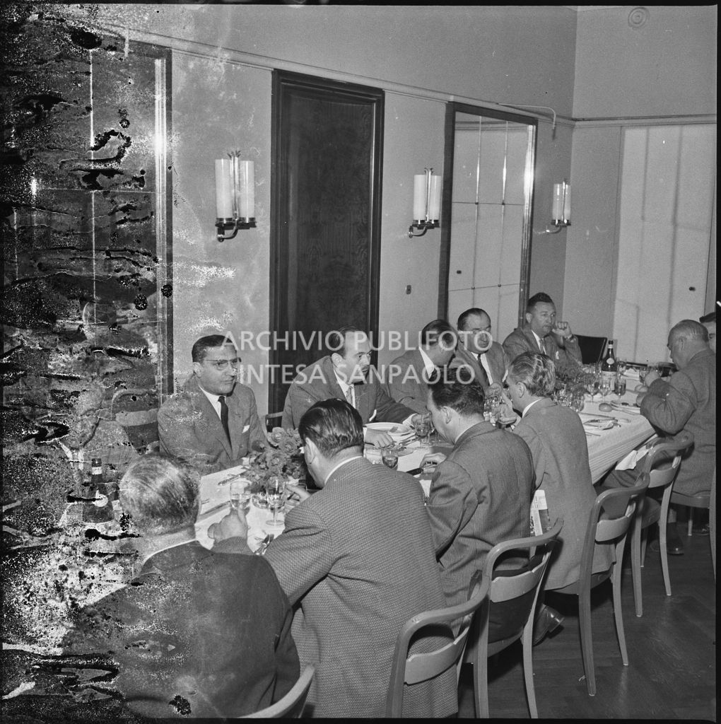 Squadra di Canottieri Moto Guzzi di Mandello del Lario trasportano una canoa sulla riva del lago di Como<br>216260