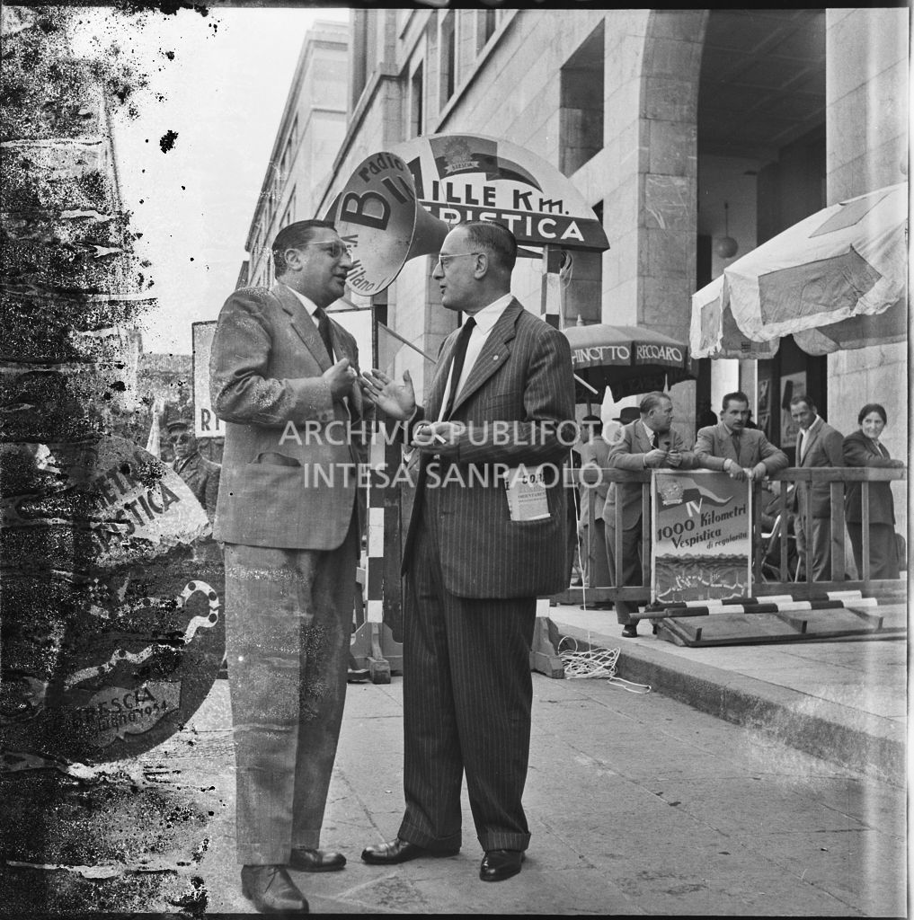 Il Presidente del Vespa Club d'Europa Renato rassicuri (a sinistra) in piazza della Vittoria a Brescia in occasione della competizione sportiva 1000 Km Vespistica del 1954<br>216262