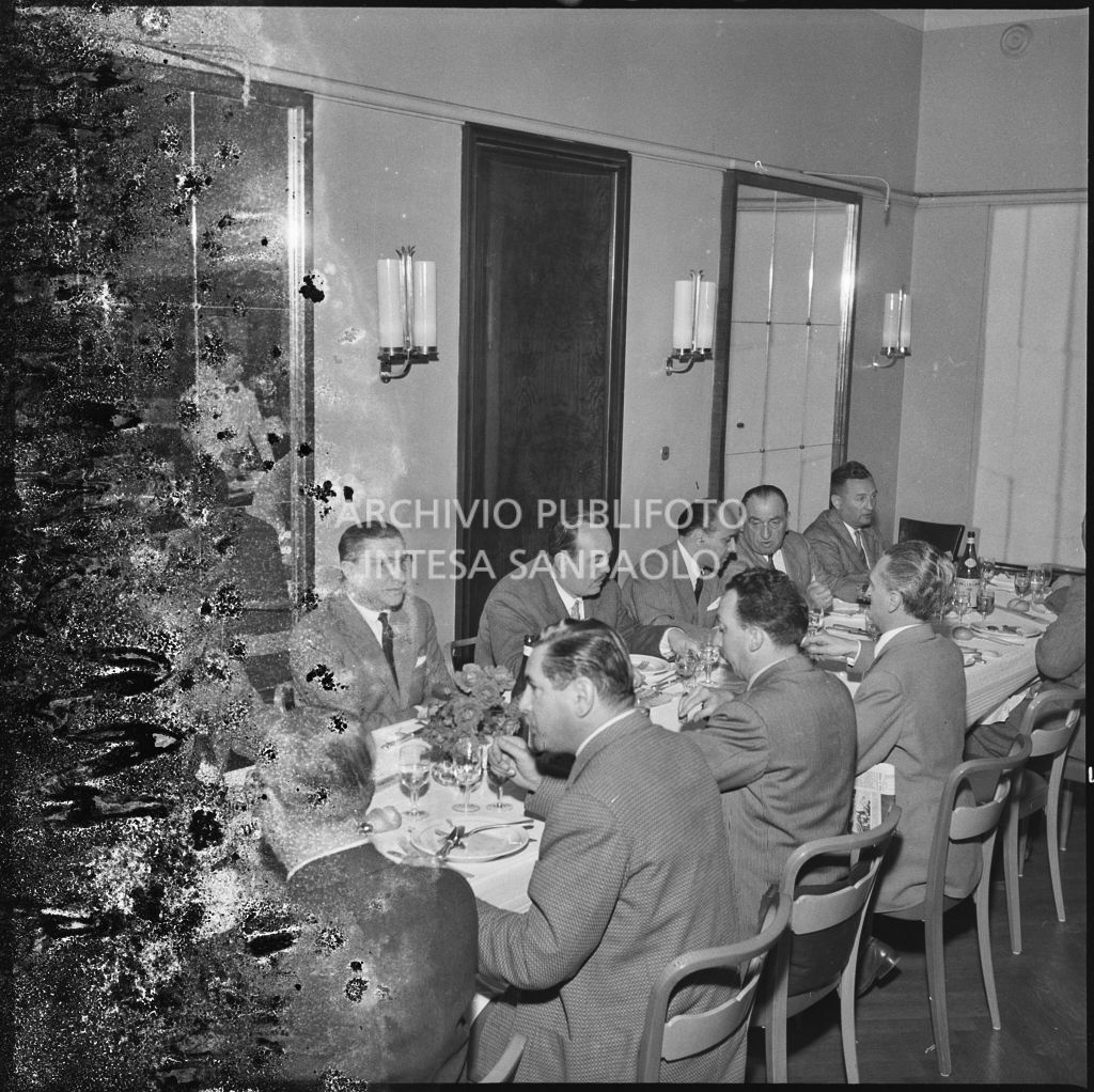 Banchetto in occasione della competizione sportiva 1000 Km Vespistica a Brescia. Visibile il Presidente del Vespa Club d'Europa Renato Tassinari (primo da sinistra)<br>216263