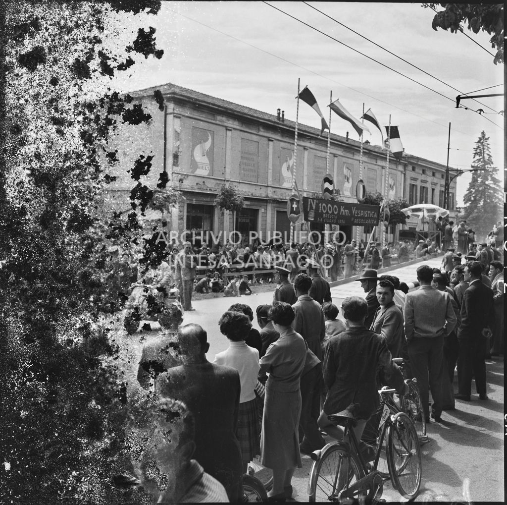 Partenza di un concorrente della competizione sportiva 1000 Km Vespistica a Brescia<br>216264