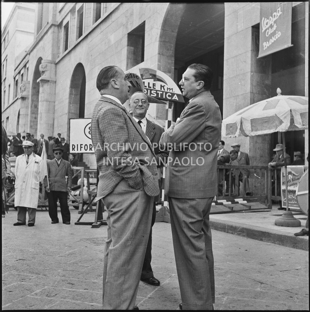 Il Presidente del Vespa Club d'Europa Renato rassicuri (a destra) in piazza della Vittoria a Brescia in occasione della competizione sportiva 1000 Km Vespistica del 1954<br>216265