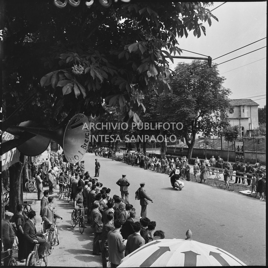 Partenza del concorrente Ugo Bertoli del Vespa Club di Milano (numero di gara 51) per la competizione sportiva 1000 Km Vespistica del 1954<br>216266