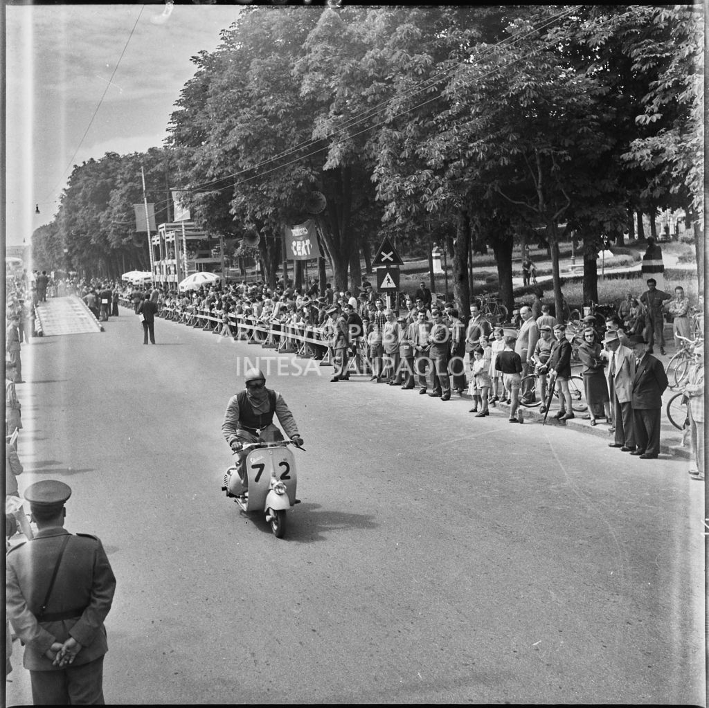 Partenza del concorrente n. 72 della competizione sportiva 1000 Km Vespistica del 1954<br>216267