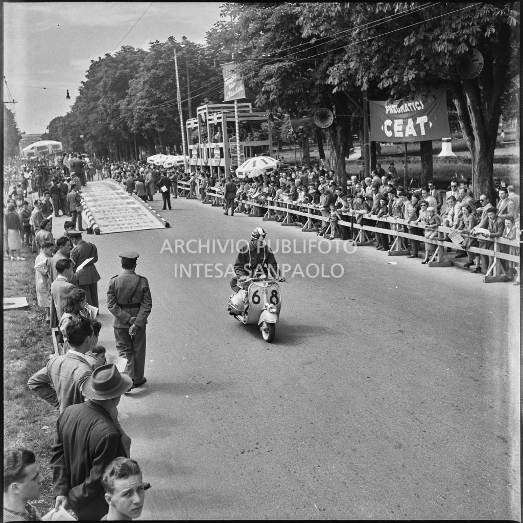 Partenza del concorrente n. 68 della competizione sportiva 1000 Km Vespistica del 1954<br>216268