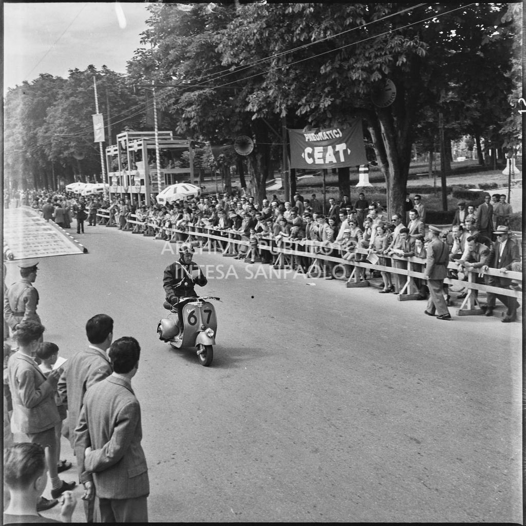 Partenza del concorrente n. 67 della competizione sportiva 1000 Km Vespistica del 1954<br>216269