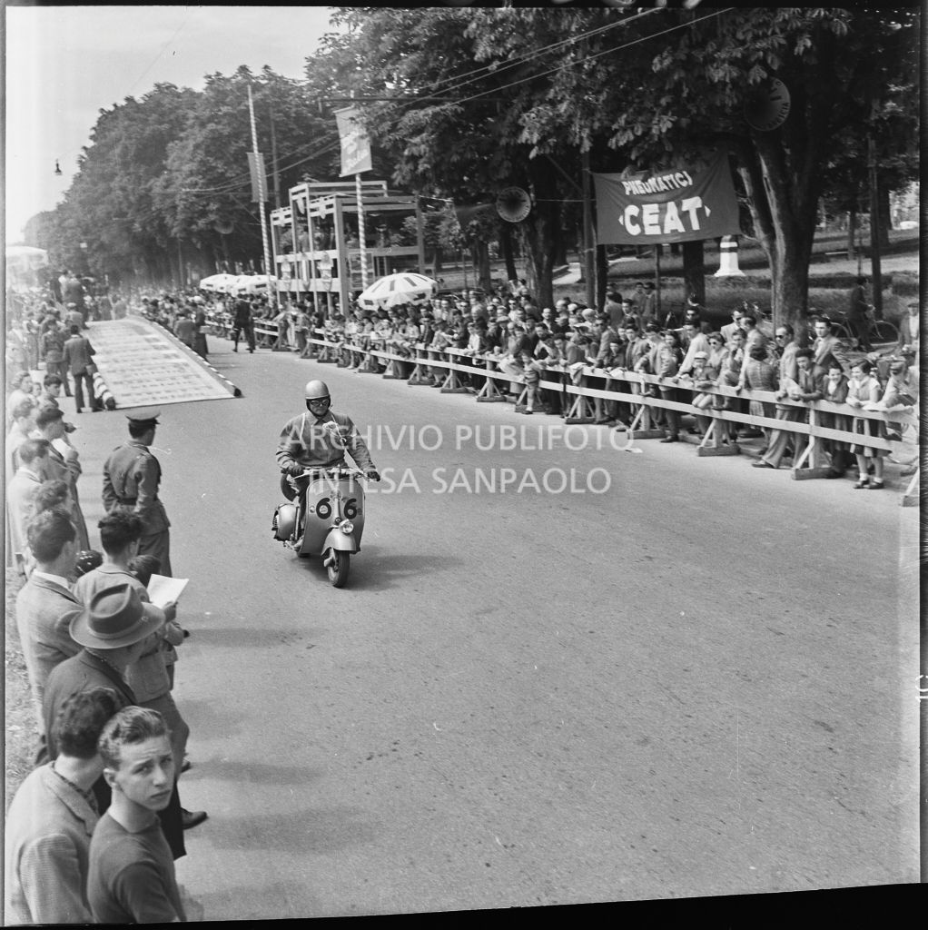 Partenza del concorrente n. 66 della competizione sportiva 1000 Km Vespistica del 1954<br>216270