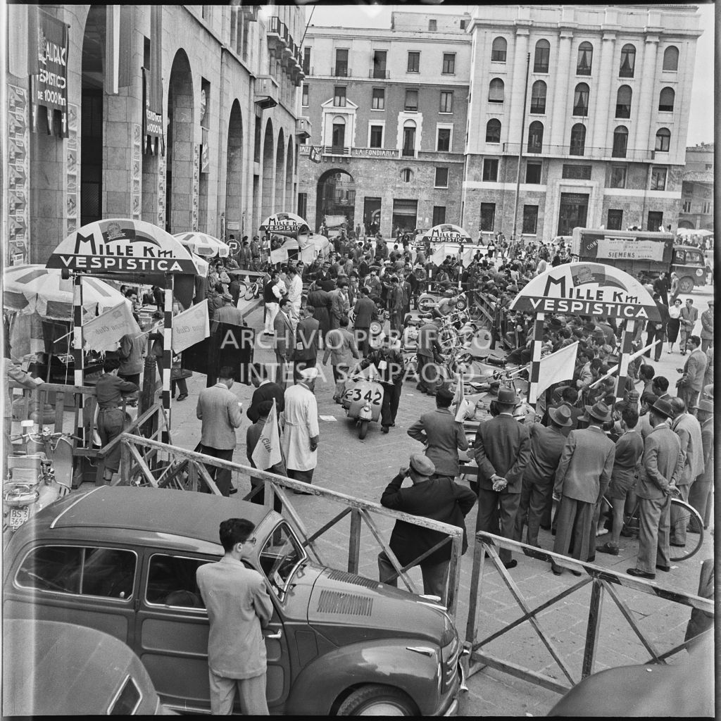Vista su piazza della Vittoria a Brescia in occasione della competizione sportiva 1000 Km Vespistica del 1954<br>216271