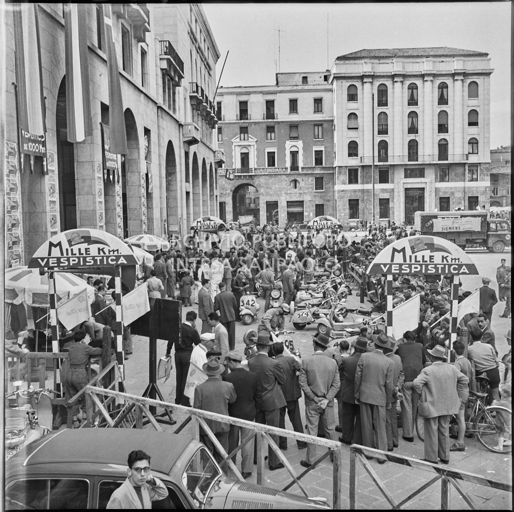 Vista su piazza della Vittoria a Brescia in occasione della competizione sportiva 1000 Km Vespistica del 1954<br>216272