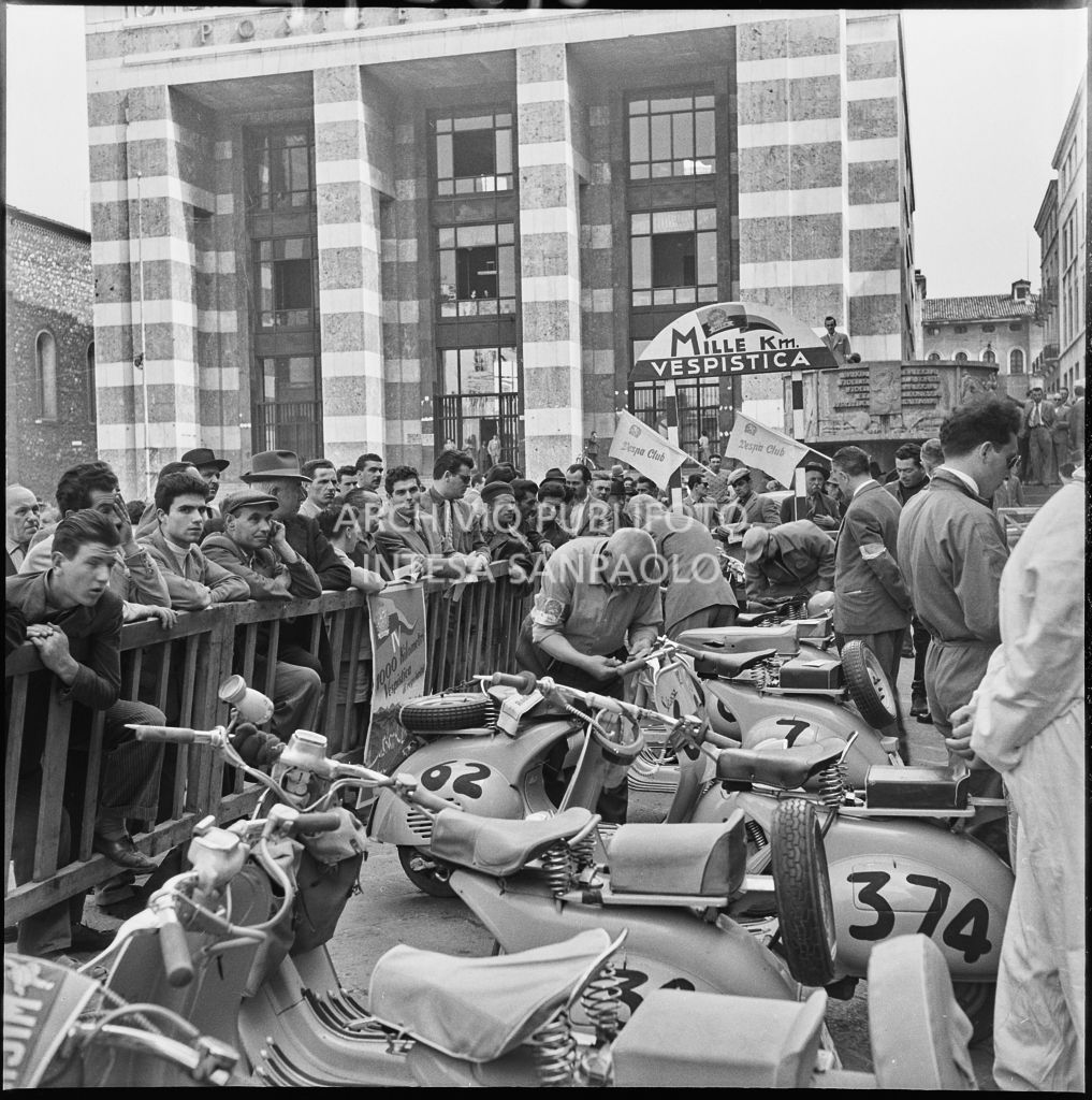 Scooter Vespa parcheggiati in piazza della Vittoria a Brescia in occasione della competizione sportiva 1000 Km Vespistica del 1954<br>216277