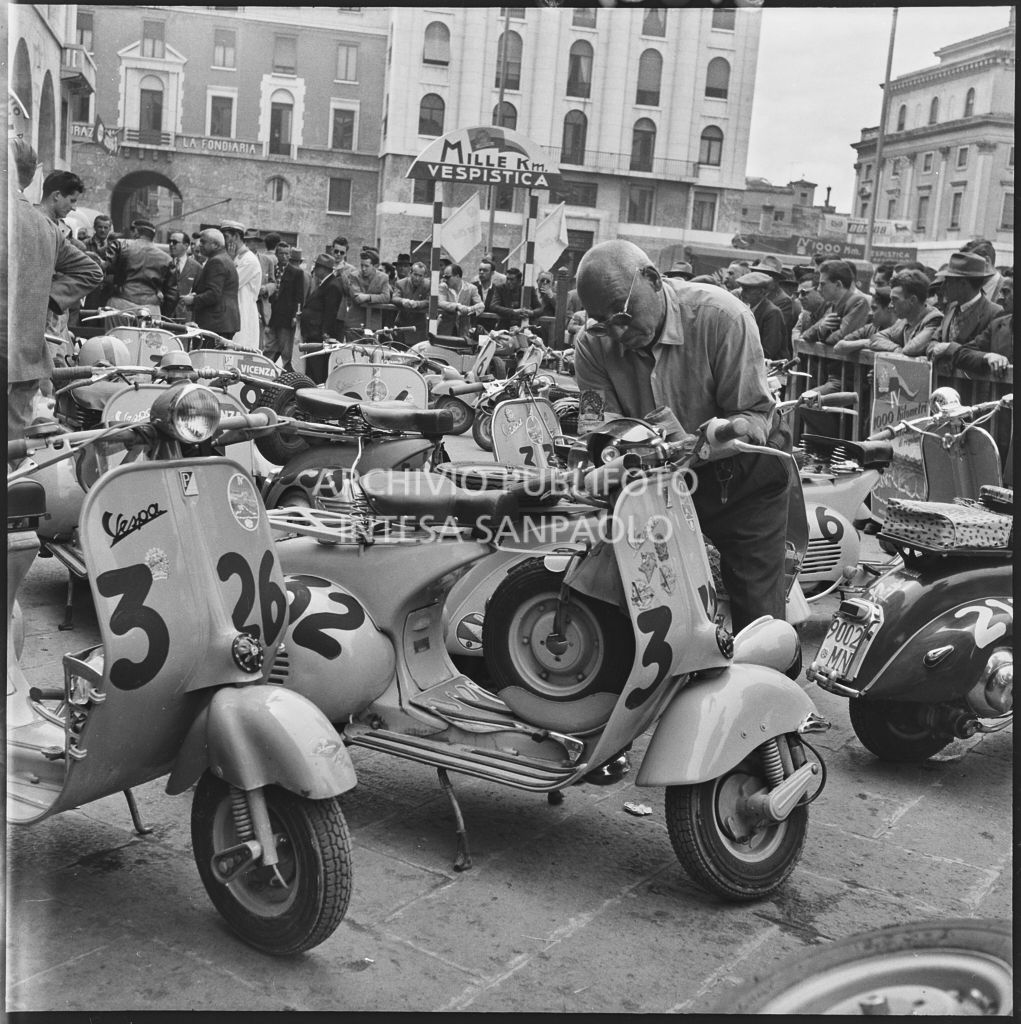 Scooter Vespa parcheggiati in piazza della Vittoria a Brescia in occasione della competizione sportiva 1000 Km Vespistica del 1954<br>216278