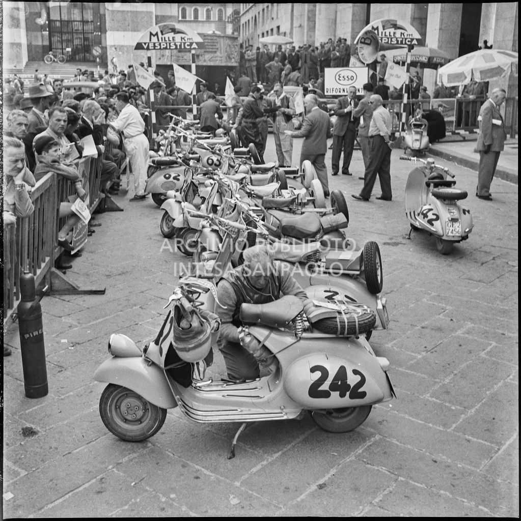 Scooter Vespa parcheggiati in piazza della Vittoria a Brescia in occasione della competizione sportiva 1000 Km Vespistica del 1954<br>216278 bis