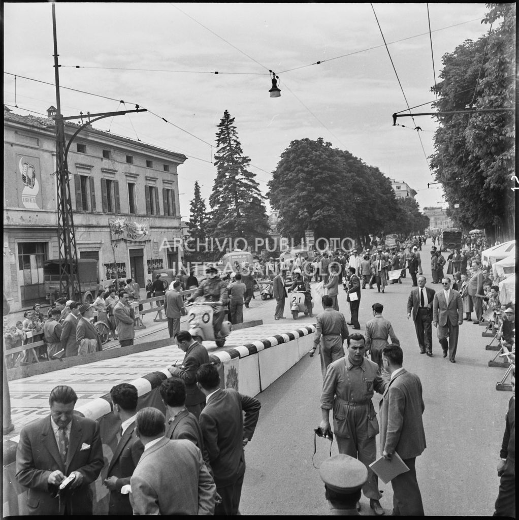 Punzonatura del concorrente n. 20 della competizione sportiva 1000 Km Vespistica del 1954<br>216279