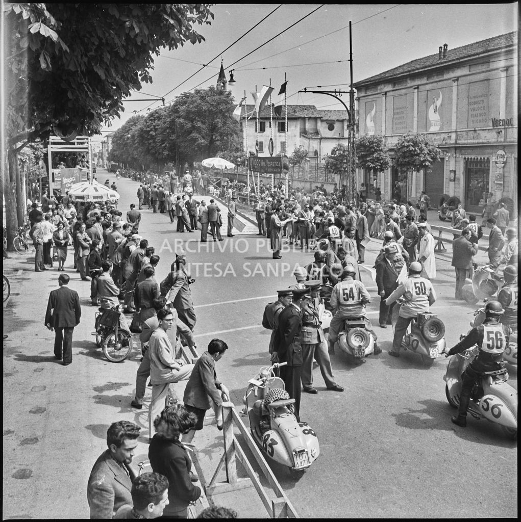 Concorrenti in attesa della punzonatura e della partenza per la competizione sportiva 1000 Km Vespistica del 1954<br>216281