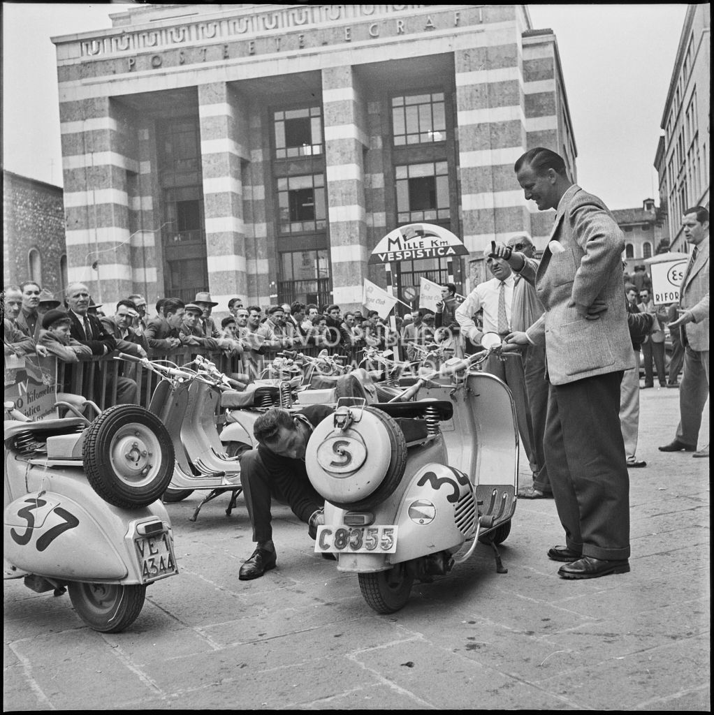 Controllo di una Vespa in piazza della Vittoria a Brescia in occasione della competizione sportiva 1000 Km Vespistica del 1954<br>216282