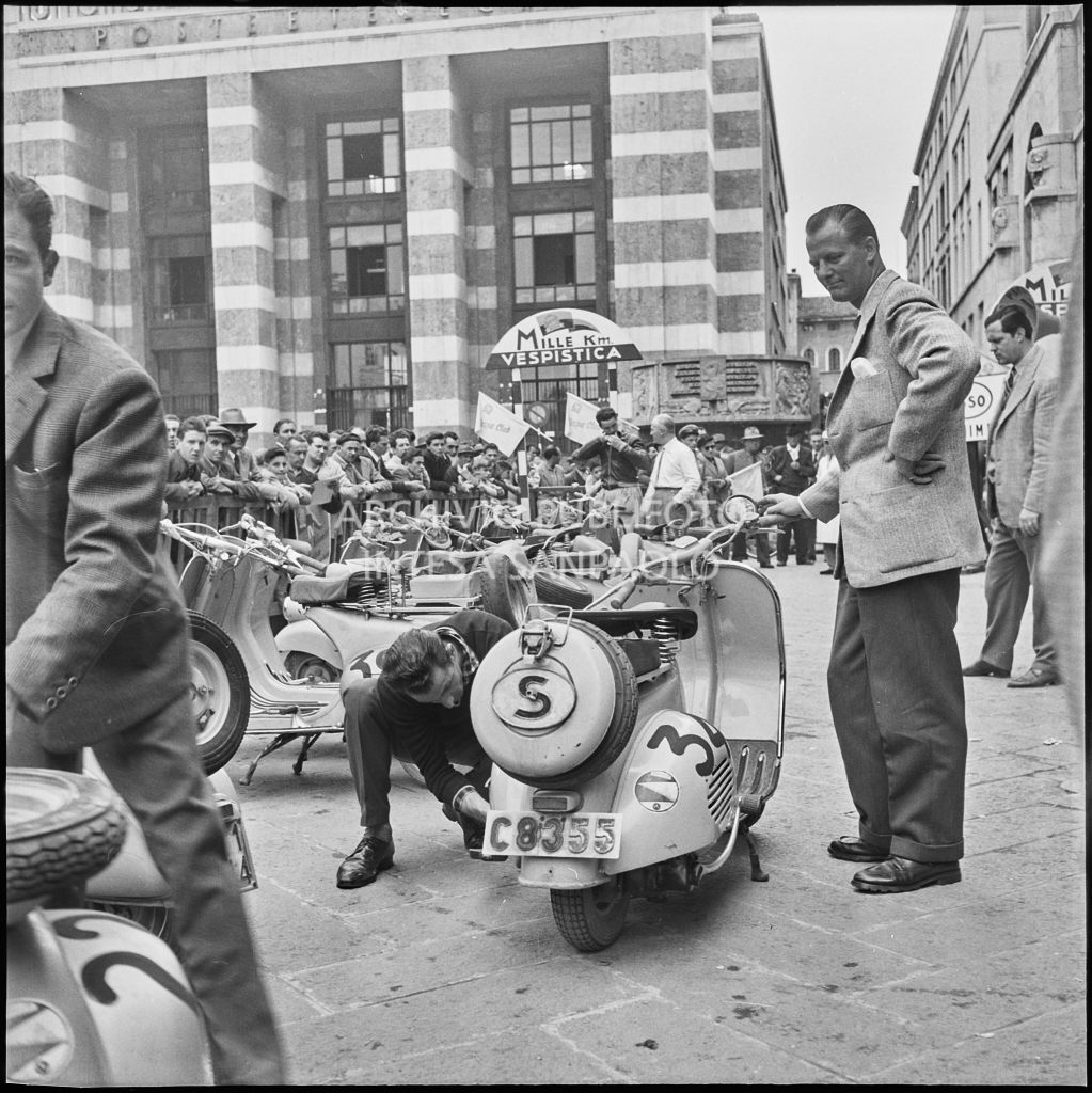Controllo di una Vespa in piazza della Vittoria a Brescia in occasione della competizione sportiva 1000 Km Vespistica del 1954<br>216283