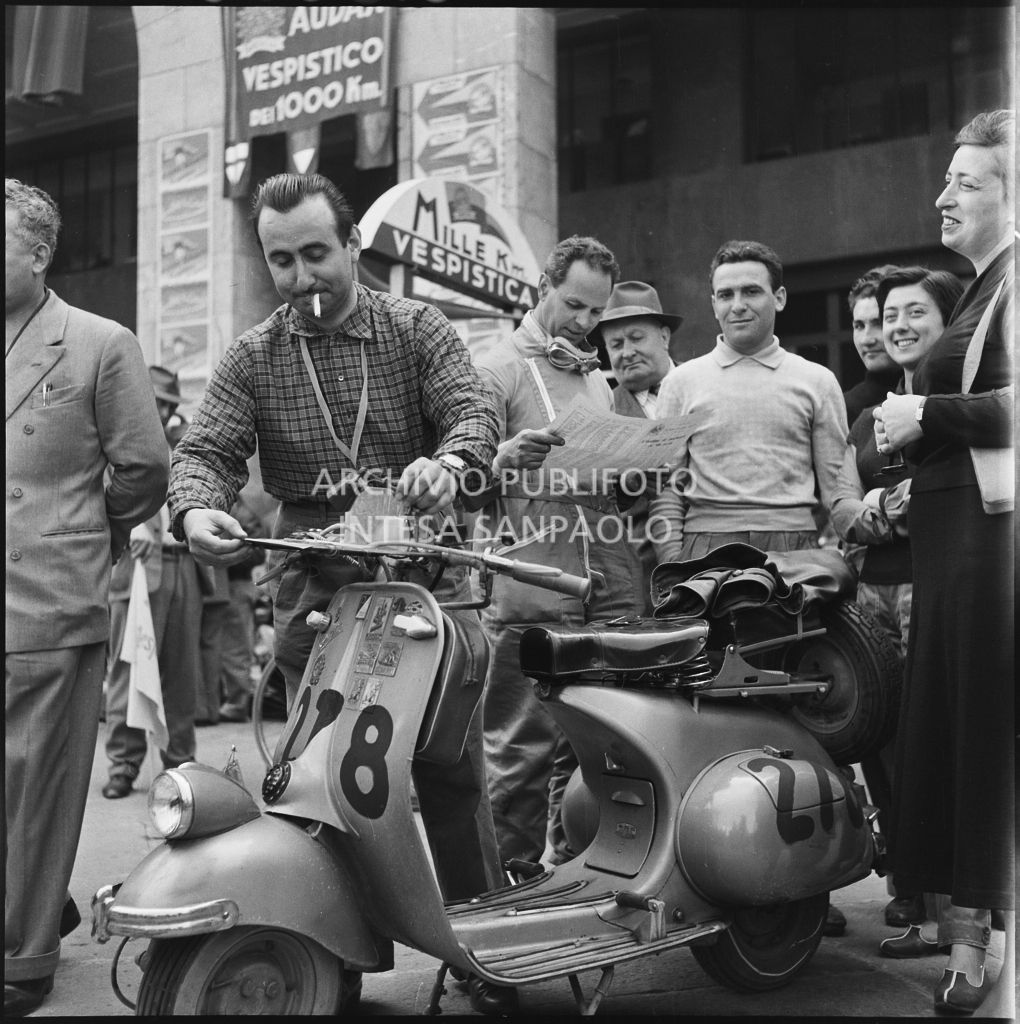 Controllo di una Vespa in piazza della Vittoria a Brescia in occasione della competizione sportiva 1000 Km Vespistica del 1954<br>216285