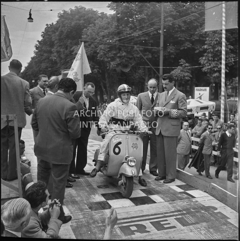 Partenza della concorrente n. 6 della competizione sportiva 1000 Km Vespistica del 1954<br>216285 bis