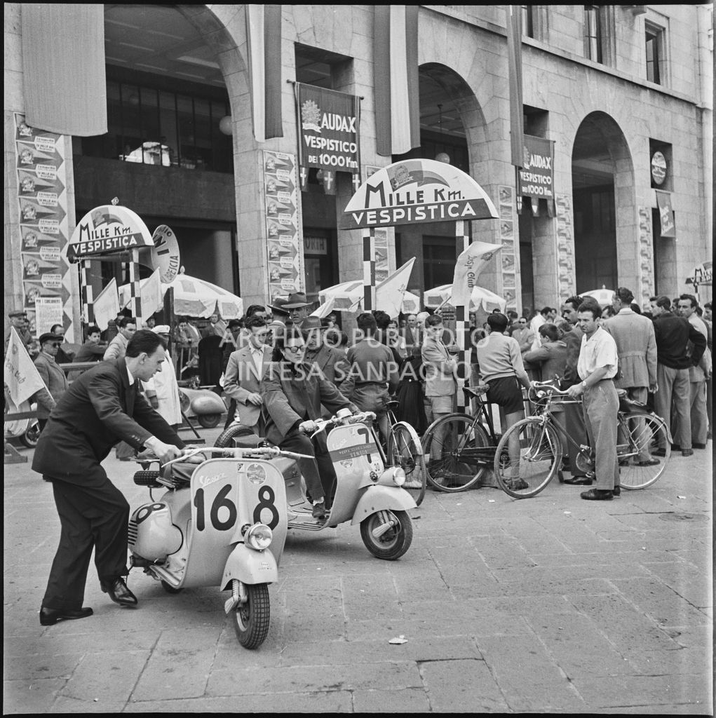 Vista su piazza della Vittoria a Brescia in occasione della competizione sportiva 1000 Km Vespistica del 1954<br>216286