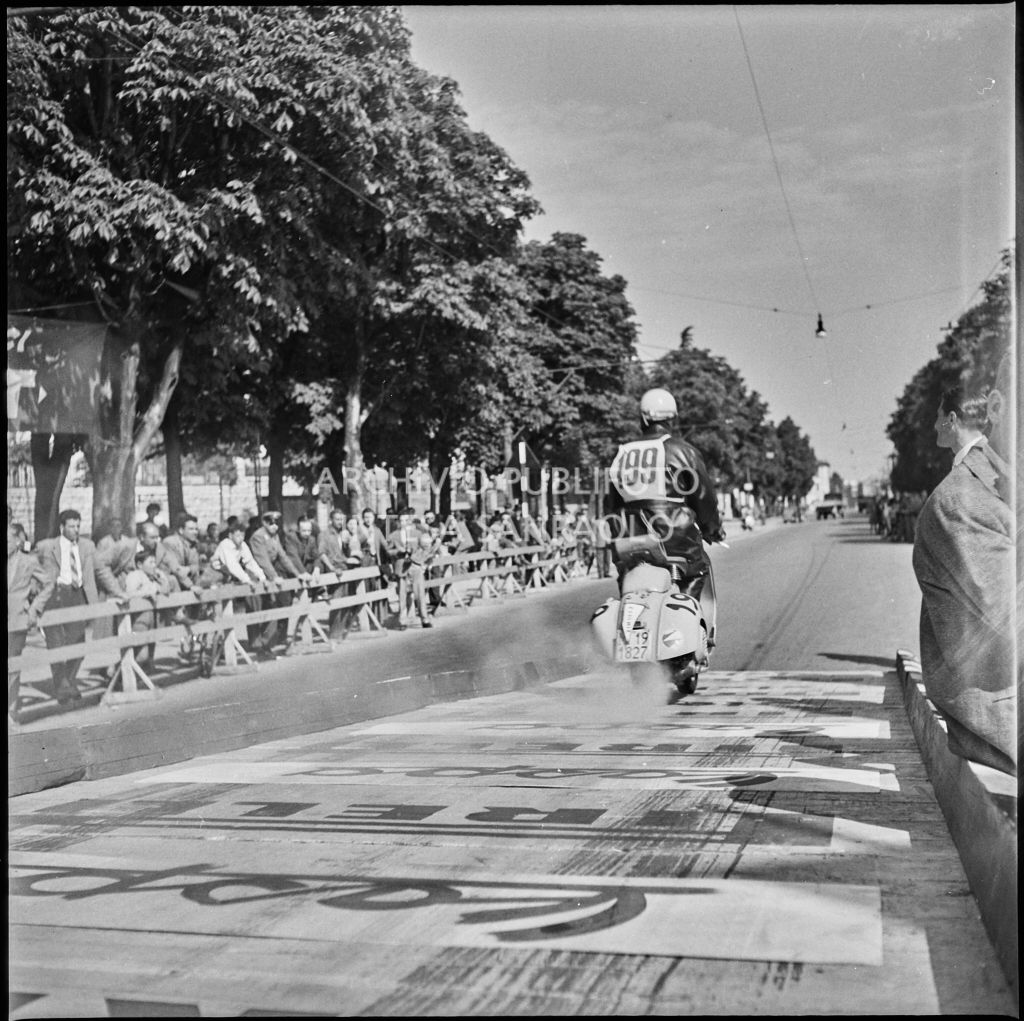 Partenza del concorrente n. 199 della competizione sportiva 1000 Km Vespistica del 1954<br>216288