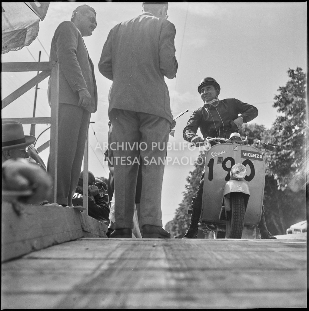 Partenza di un concorrente del Vespa Club di Vicenza (numero di gara 190) per la competizione sportiva 1000 Km Vespistica del 1954<br>216289