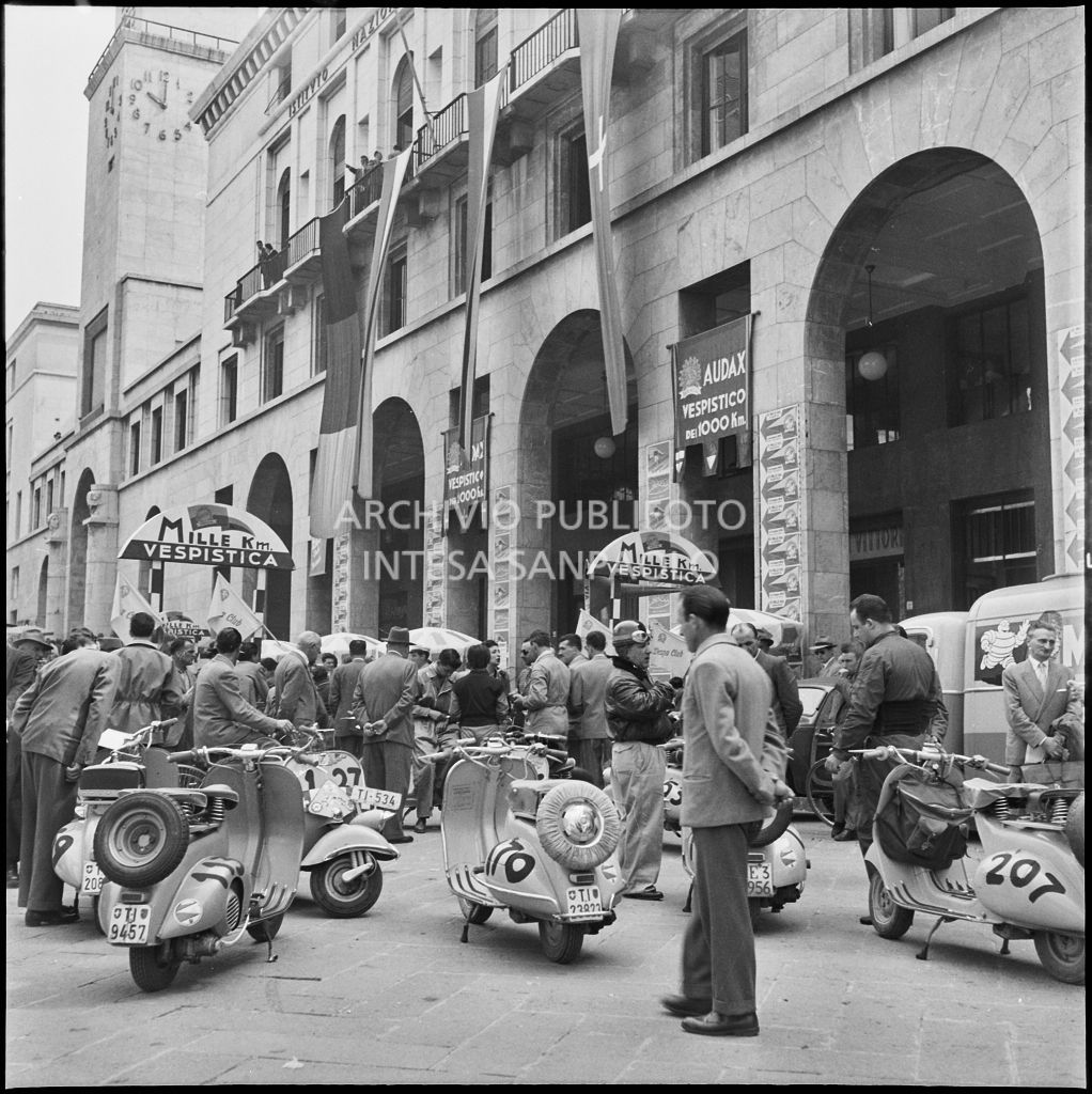 Vista su piazza della Vittoria a Brescia in occasione della competizione sportiva 1000 Km Vespistica del 1954<br>216290