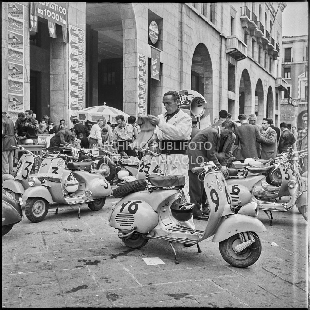 Vista su piazza della Vittoria a Brescia in occasione della competizione sportiva 1000 Km Vespistica del 1954<br>216291