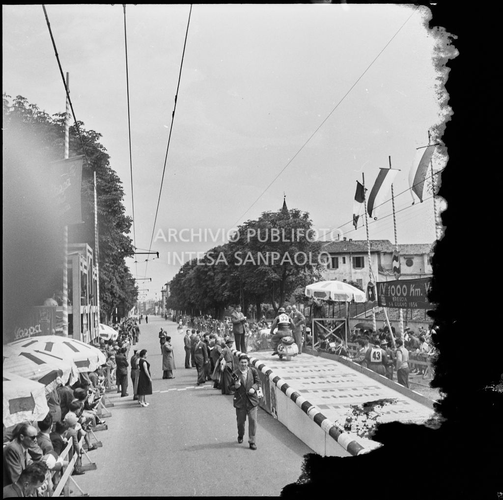 Punzonatura del concorrente Aldo Rivano del Vespa Club di Cremona (numero di gara 33) per la competizione sportiva 1000 Km Vespistica del 1954<br>216292