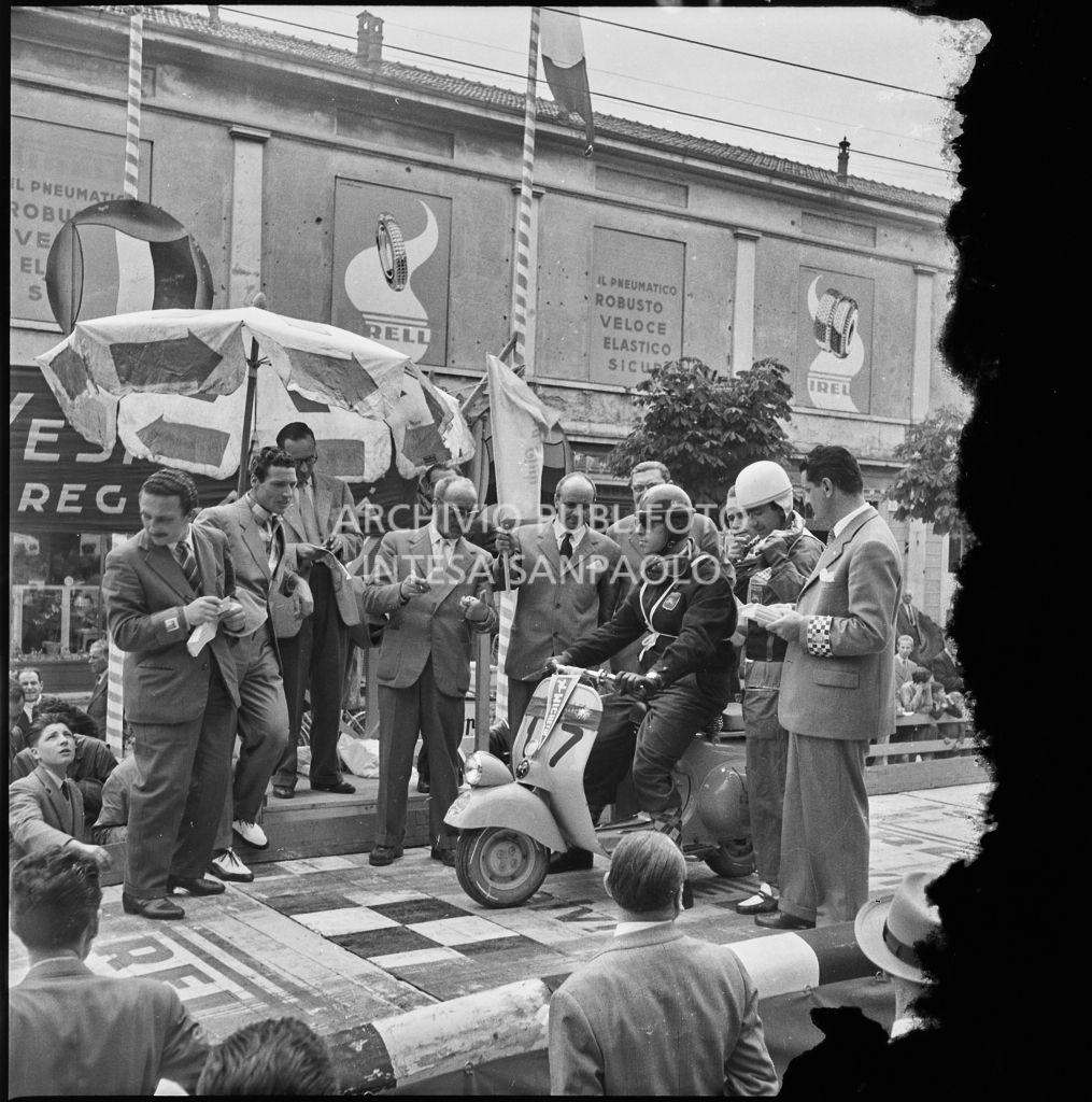 Punzonatura del concorrente n. 17 della competizione sportiva 1000 Km Vespistica del 1954<br>216293