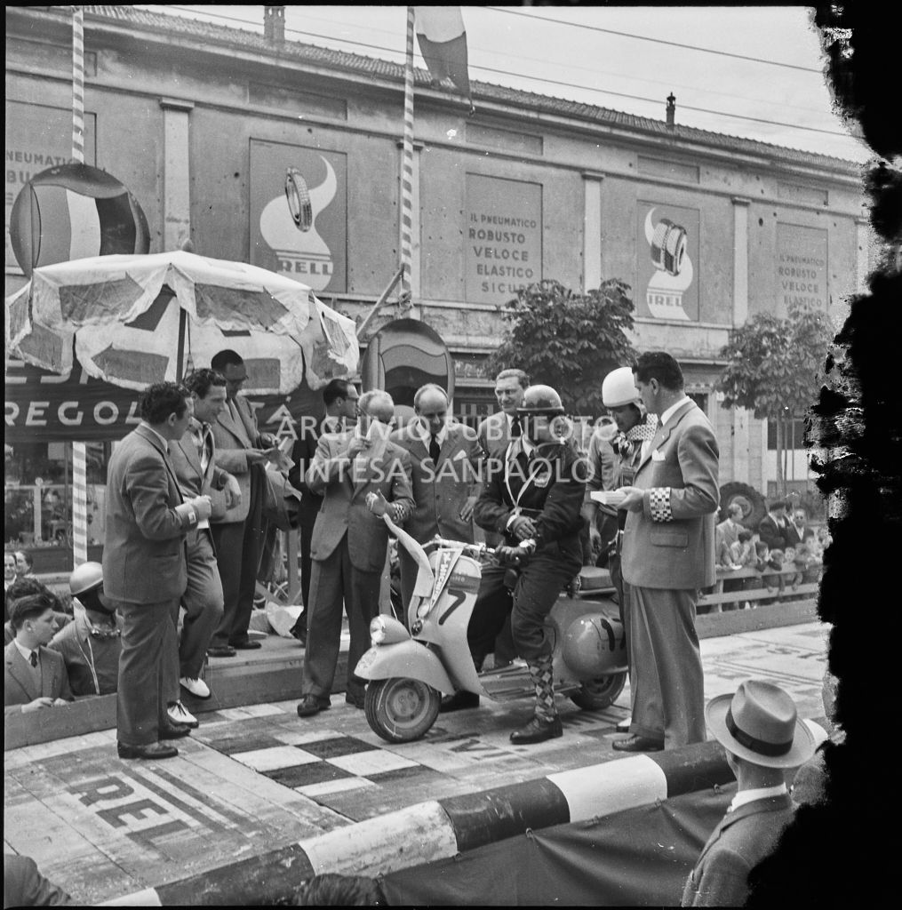Punzonatura del concorrente n. 17 della competizione sportiva 1000 Km Vespistica del 1954<br>216294