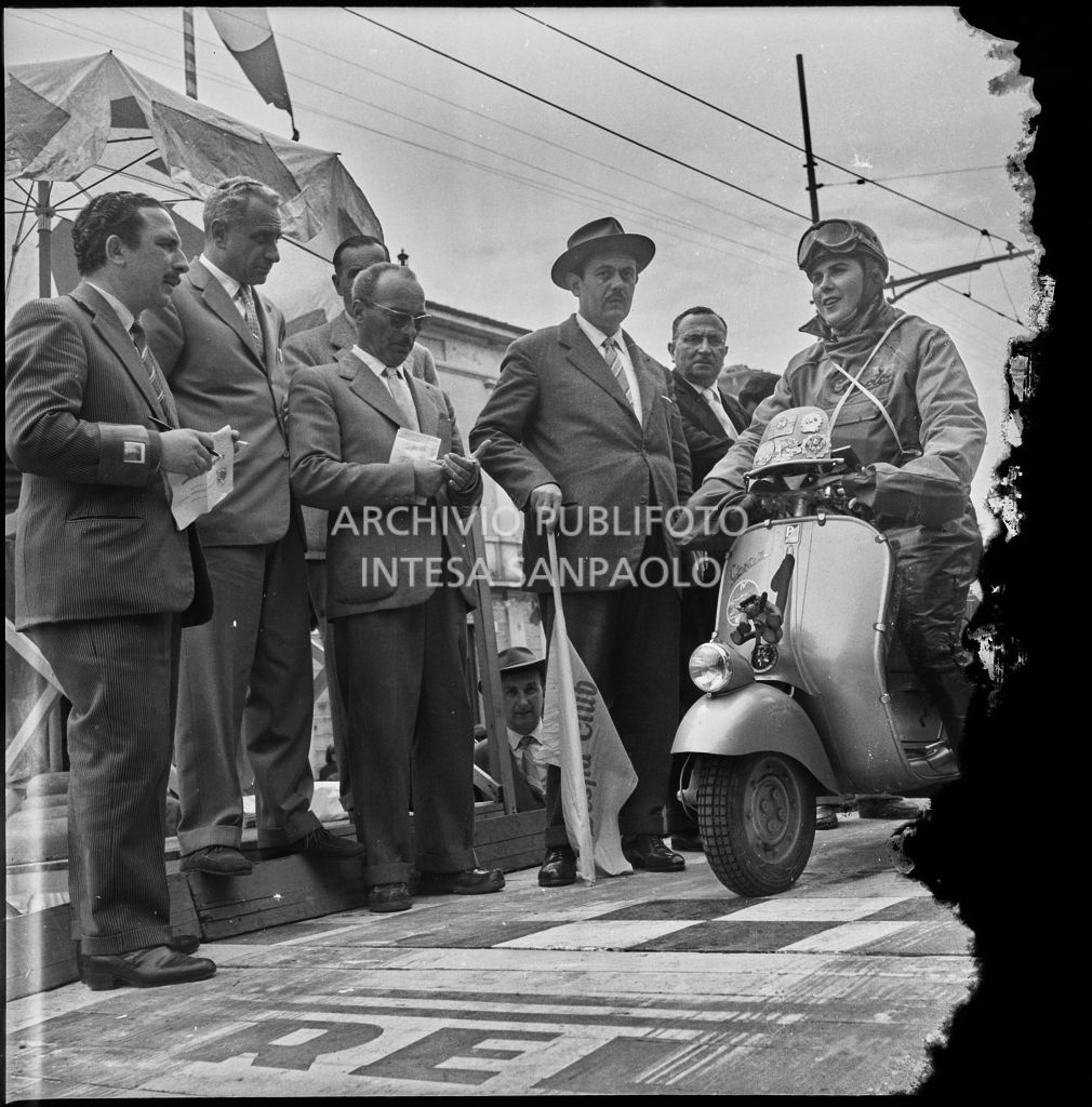 Punzonatura della concorrente Ada Pace del Vespa Club di Torino (numero di gara 1) per la competizione sportiva 1000 Km Vespistica del 1954<br>216295