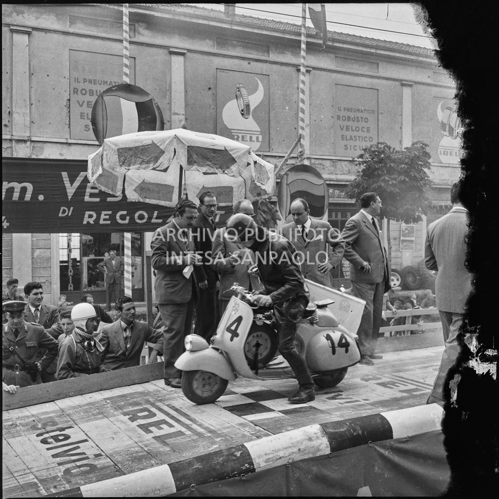 Partenza del concorrente Vespa Club di Novara (numero di gara 14) per la competizione sportiva 1000 Km Vespistica del 1954<br>216296