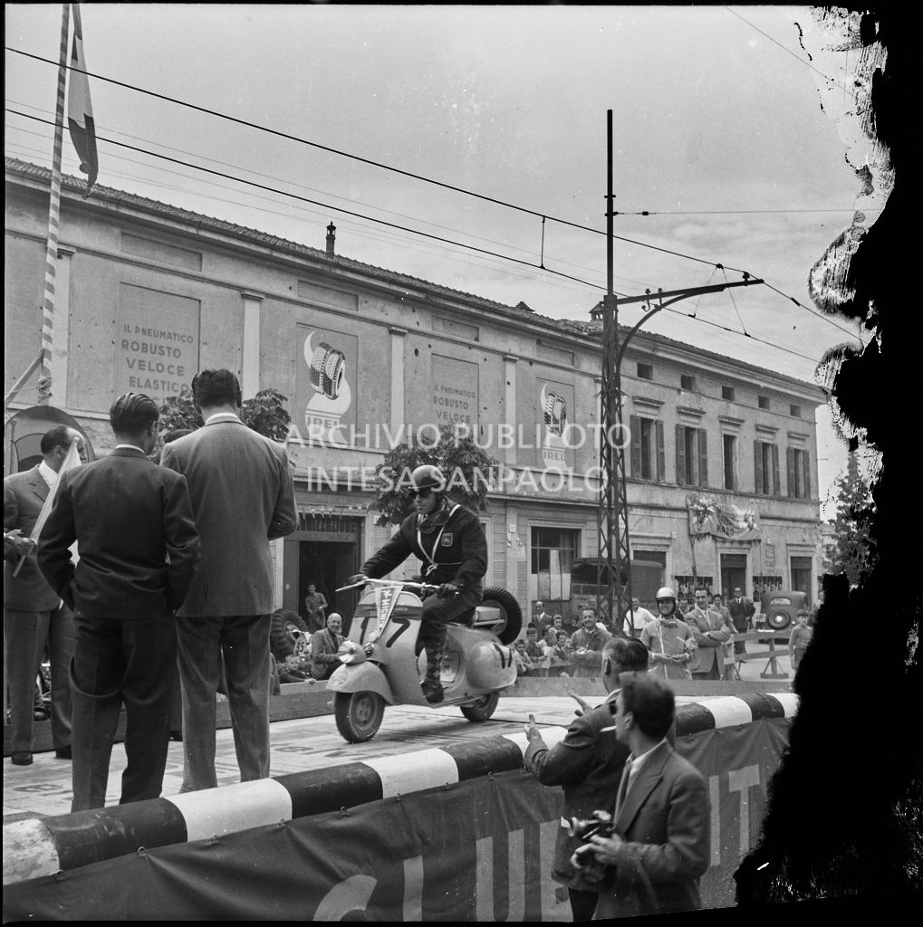 Punzonatura del concorrente n. 17 della competizione sportiva 1000 Km Vespistica del 1954<br>216297