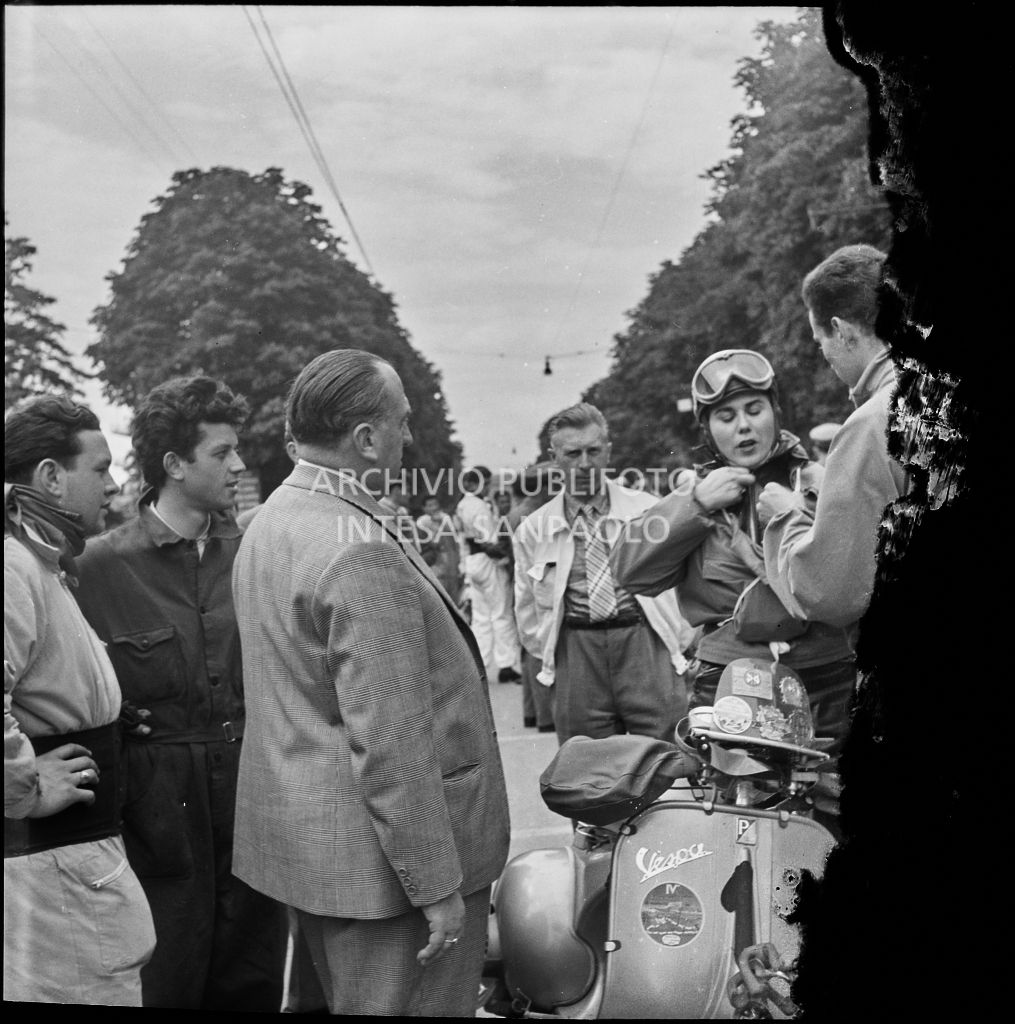 La concorrente Ada Pace del Vespa Club di Torino (numero di gara 1) un momento prima della partenza della competizione sportiva 1000 Km Vespistica del 1954<br>216298
