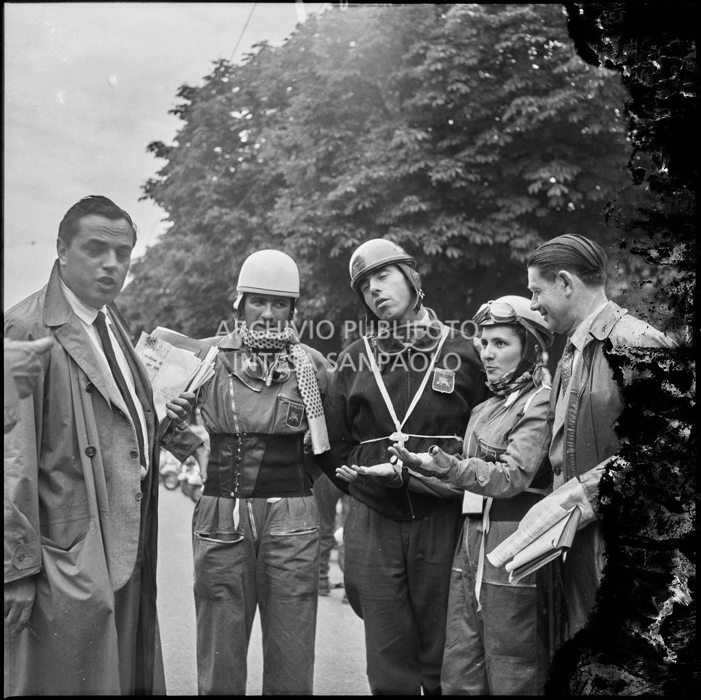 Tre concorrenti del Vespa Club di Venezia in un momento di pausa dalla competizione sportiva 1000 Km Vespistica del 1954<br>216299