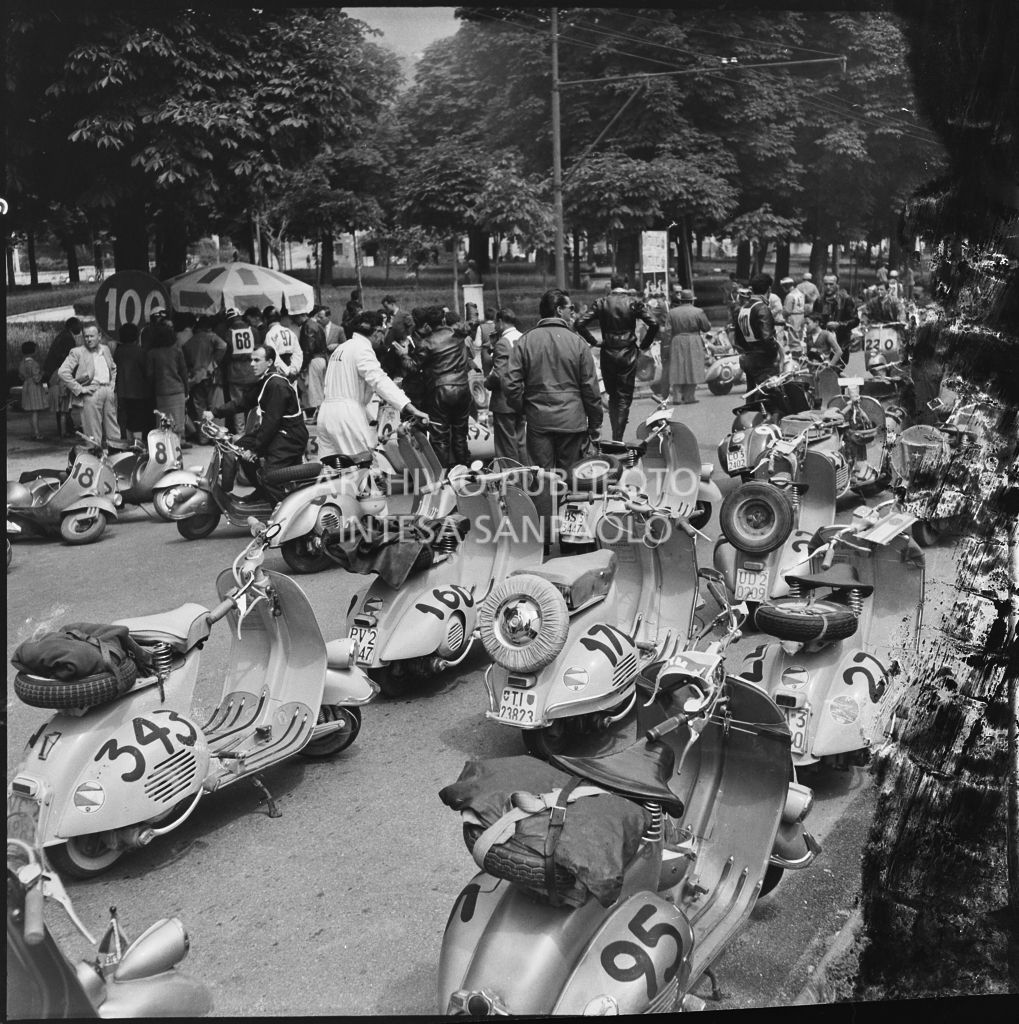 Vista sugli scooter Vespa in occasione della partenza della competizione sportiva 1000 Km Vespistica del 1954 a Brescia<br>216301