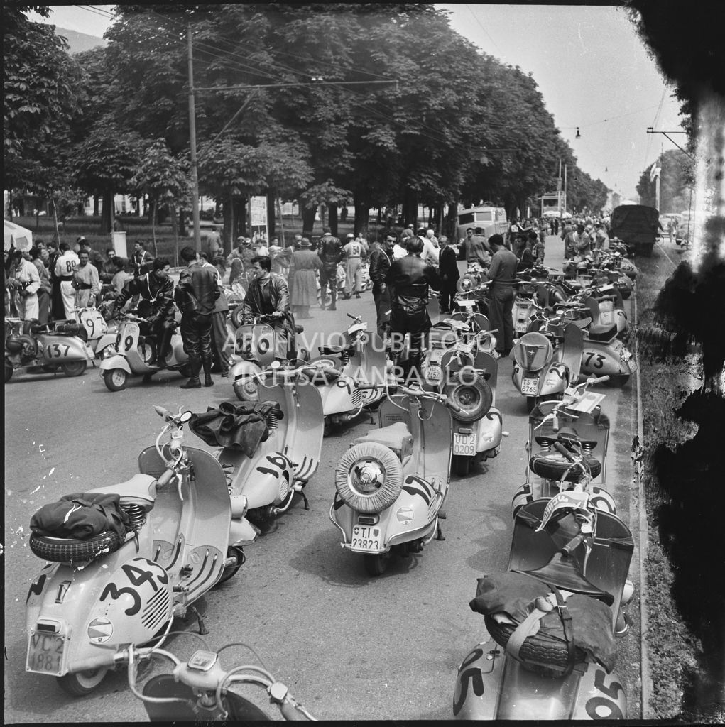 Vista sugli scooter Vespa in occasione della partenza della competizione sportiva 1000 Km Vespistica del 1954 a Brescia<br>216302