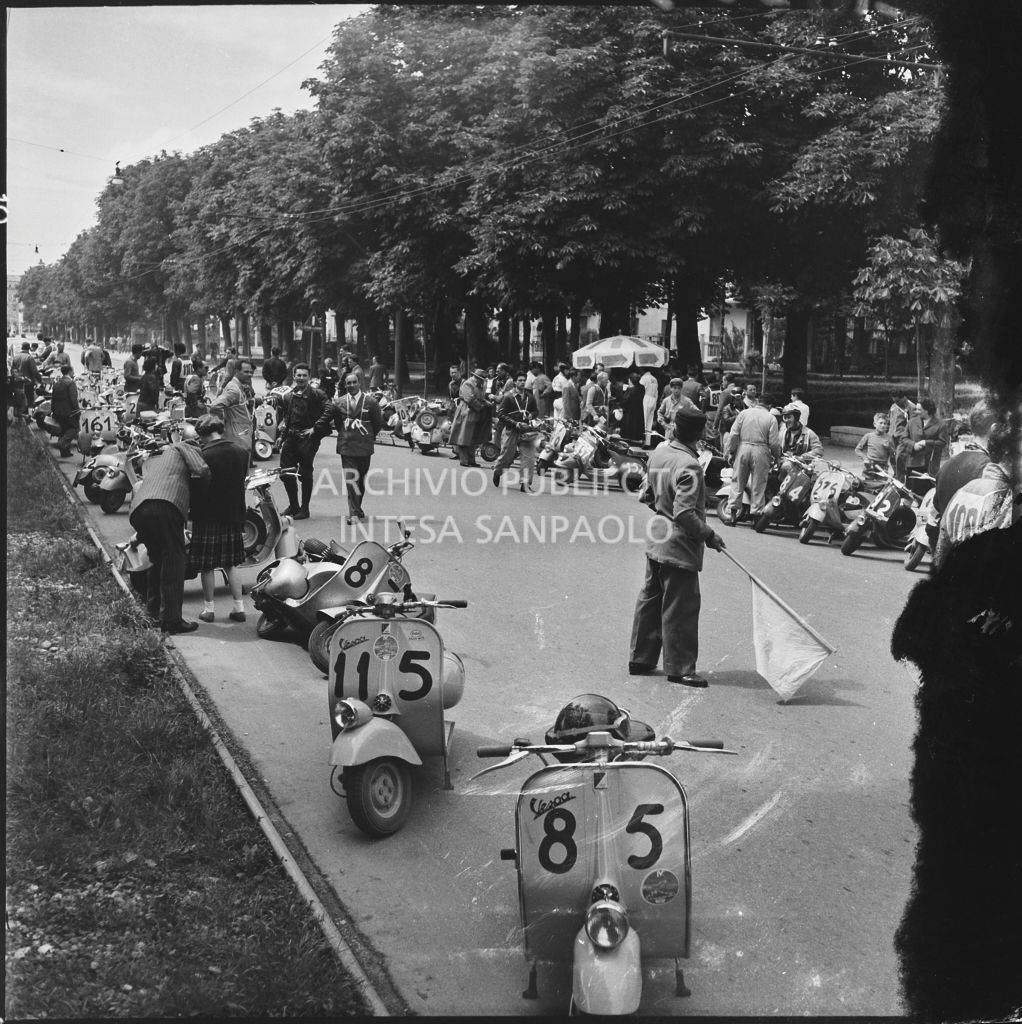 Vista sugli scooter Vespa in occasione della partenza della competizione sportiva 1000 Km Vespistica del 1954 a Brescia<br>216303