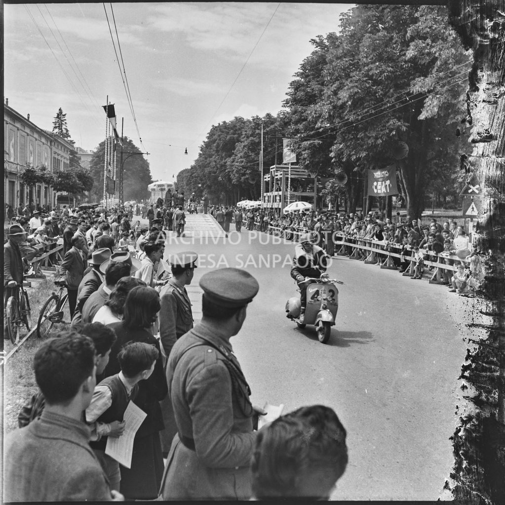 Partenza di un concorrente del Vespa Club di Cannes (numero di gara 42) per la competizione sportiva 1000 Km Vespistica del 1954<br>216304