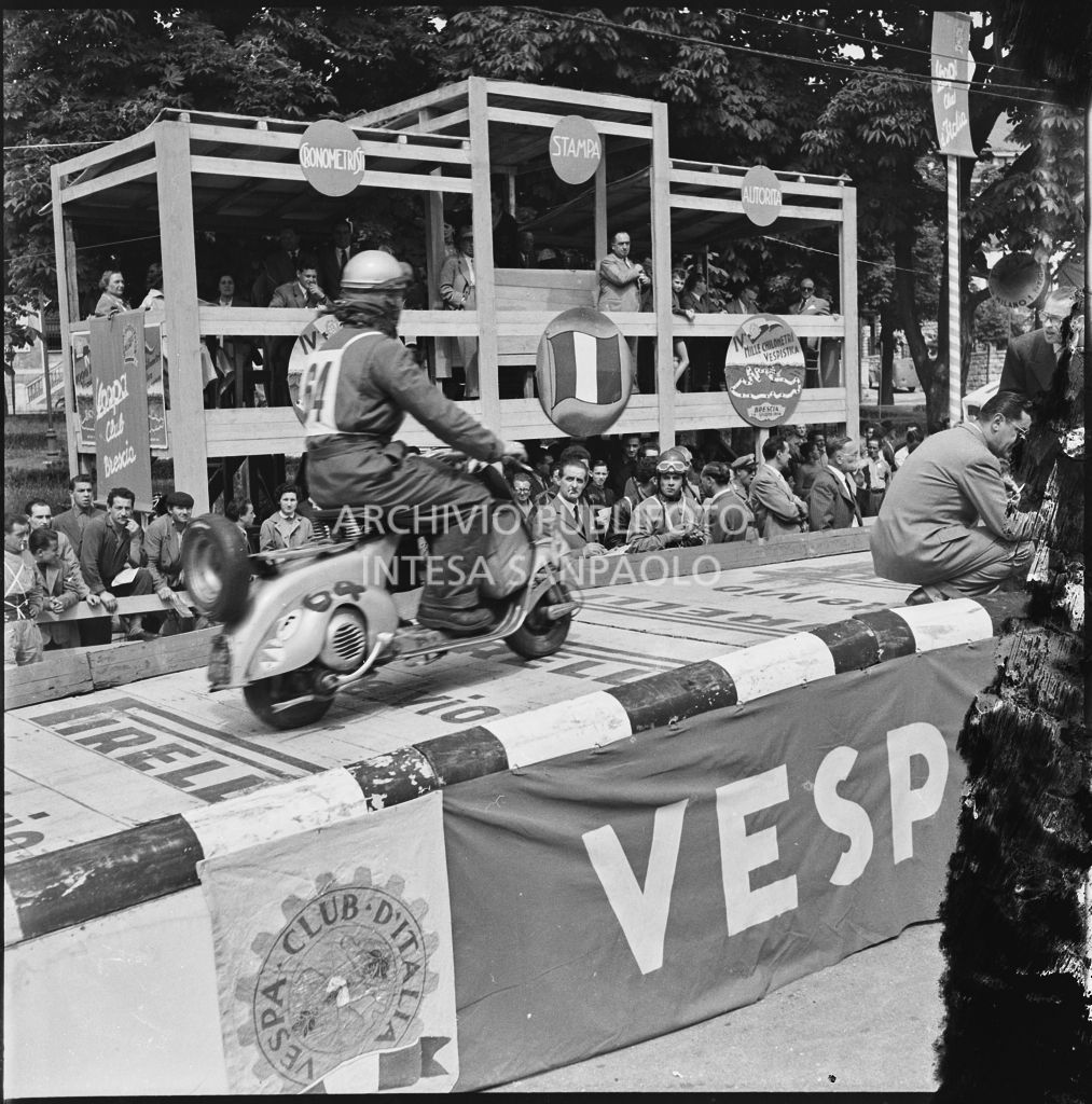 Punzonatura del concorrente n. 64 della competizione sportiva 1000 Km Vespistica del 1954<br>216305