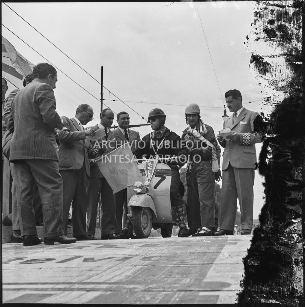 Punzonatura del concorrente n. 17 della competizione sportiva 1000 Km Vespistica del 1954<br>216307