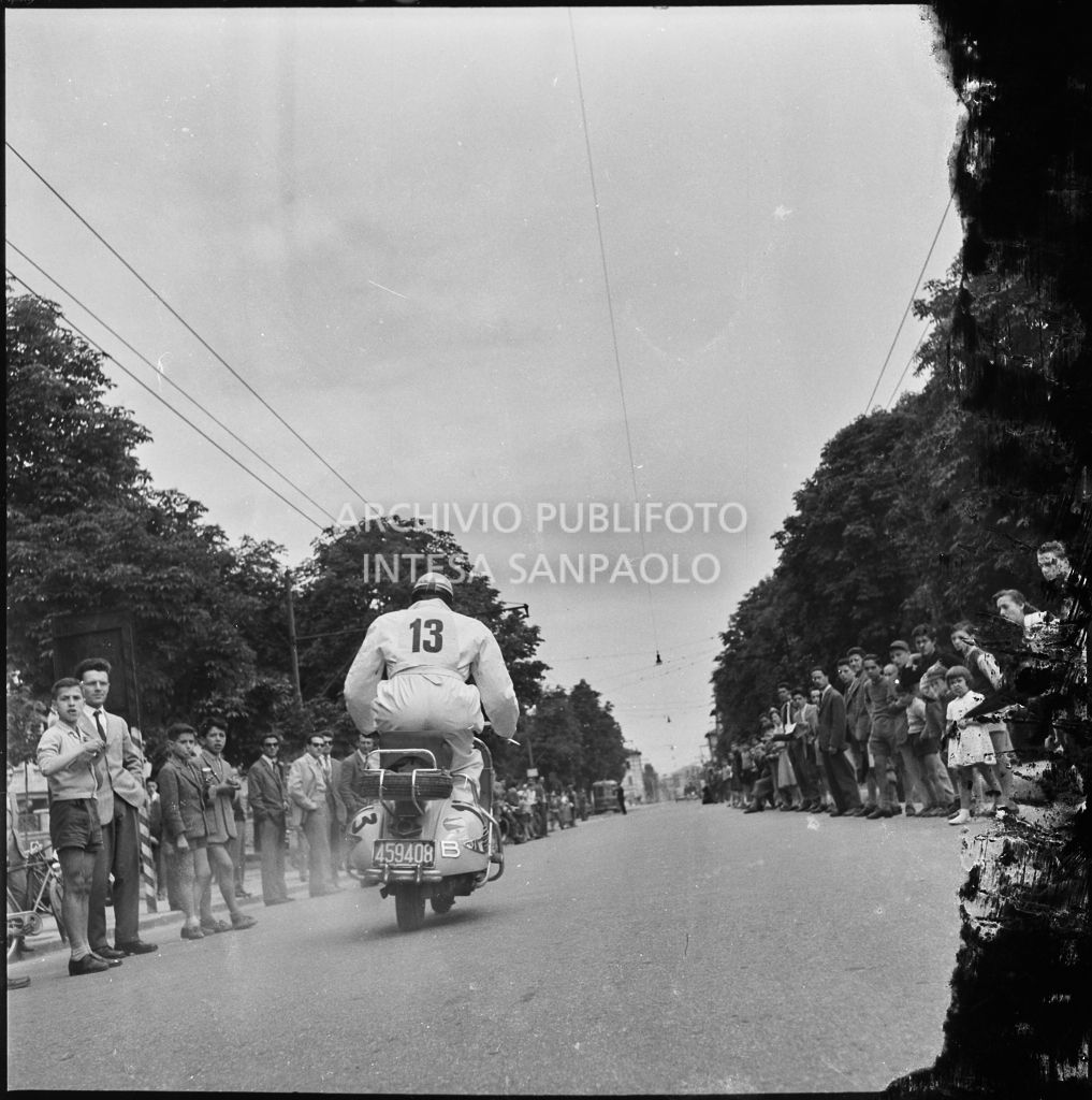 Partenza del concorrente n. 13 della competizione sportiva 1000 Km Vespistica del 1954<br>216308