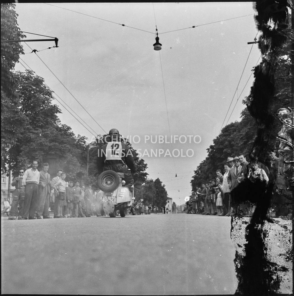 Partenza del concorrente n. 12 della competizione sportiva 1000 Km Vespistica del 1954<br>216309