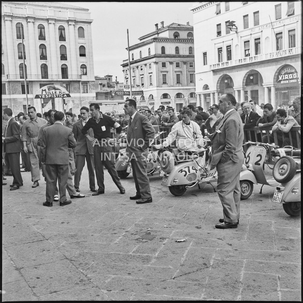 Vista su piazza della Vittoria a Brescia in occasione della competizione sportiva 1000 Km Vespistica del 1954<br>216314