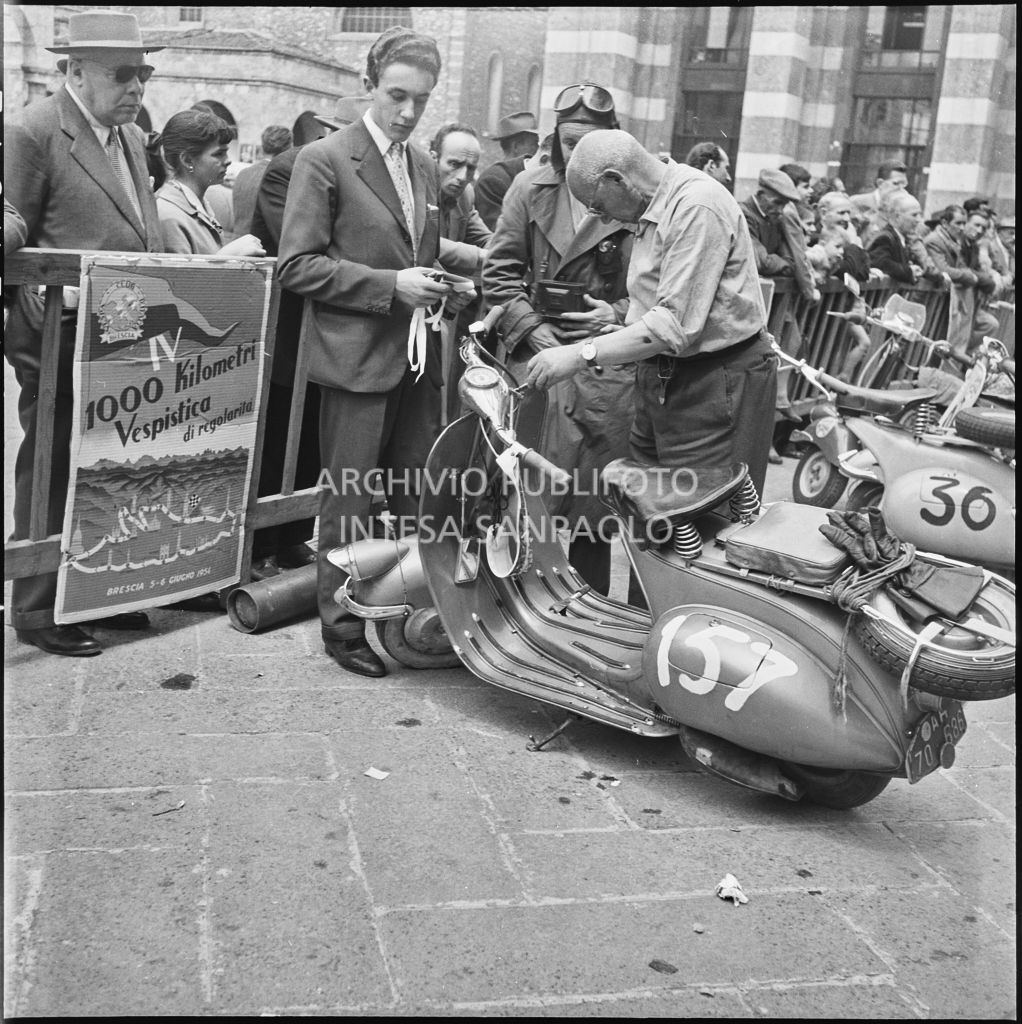 Controllo di una Vespa in piazza della Vittoria a Brescia in occasione della competizione sportiva 1000 Km Vespistica del 1954<br>216315