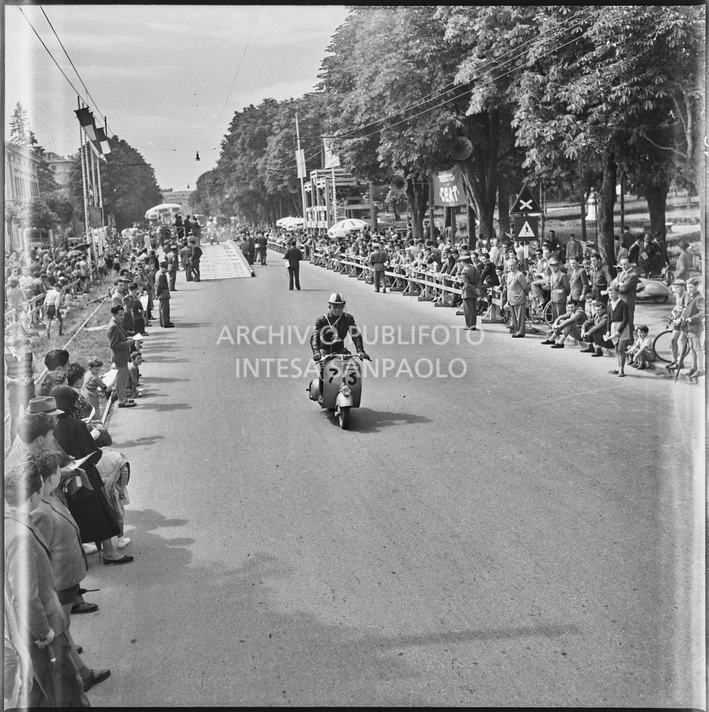 Partenza del concorrente n. 73 della competizione sportiva 1000 Km Vespistica del 1954<br>216317