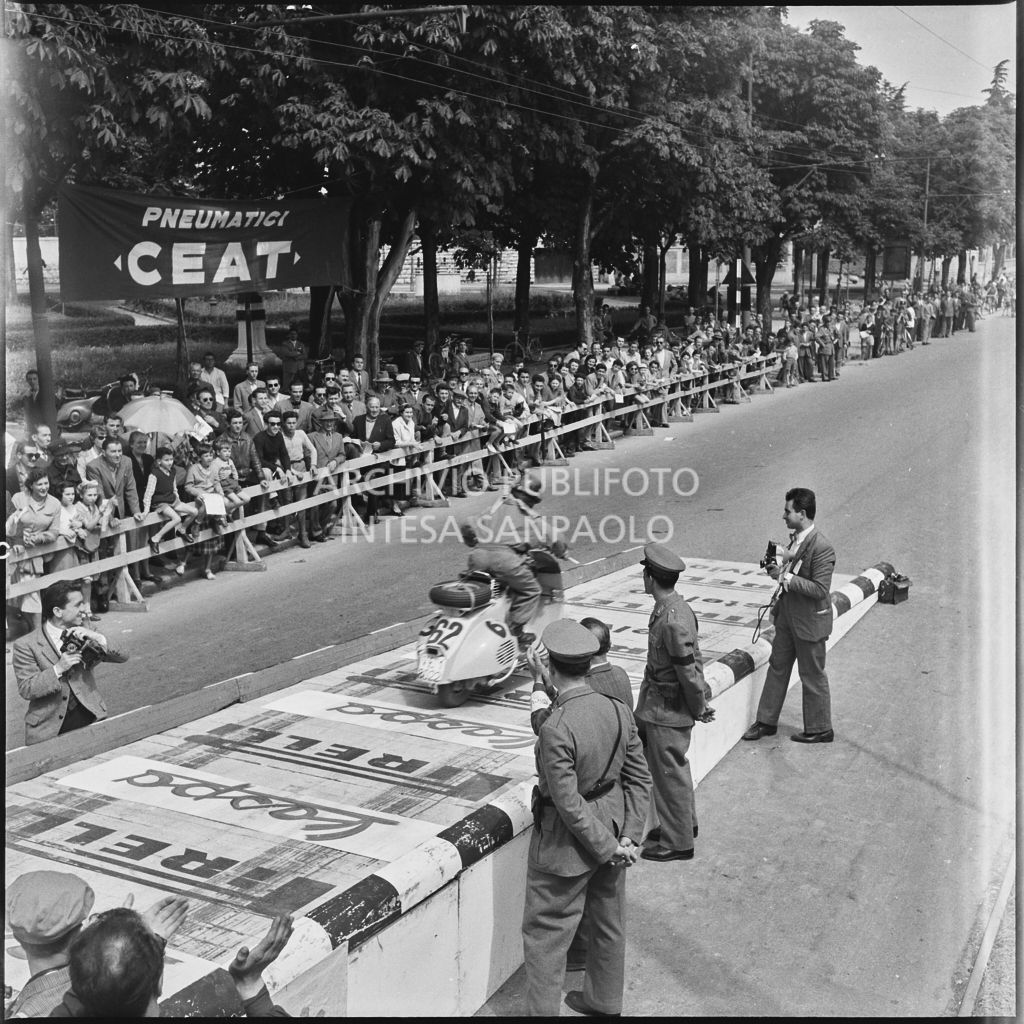 Partenza del concorrente n. 62 della competizione sportiva 1000 Km Vespistica del 1954<br>216318
