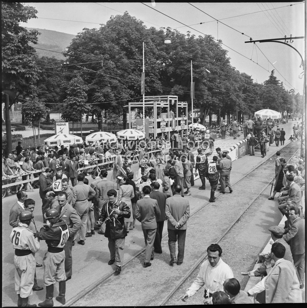 Concorrenti in attesa della punzonatura e della partenza per la competizione sportiva 1000 Km Vespistica del 1954<br>216319
