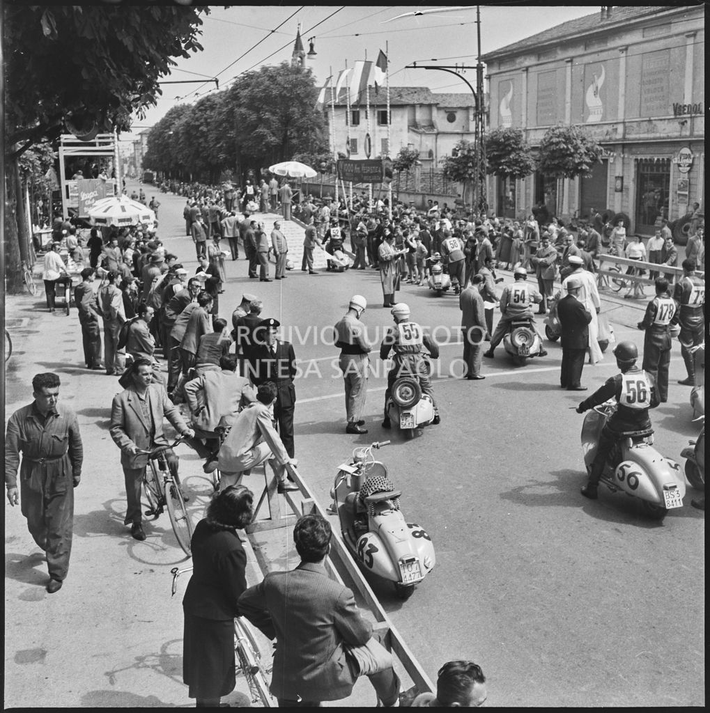 Concorrenti in attesa della punzonatura e della partenza per la competizione sportiva 1000 Km Vespistica del 1954<br>216320