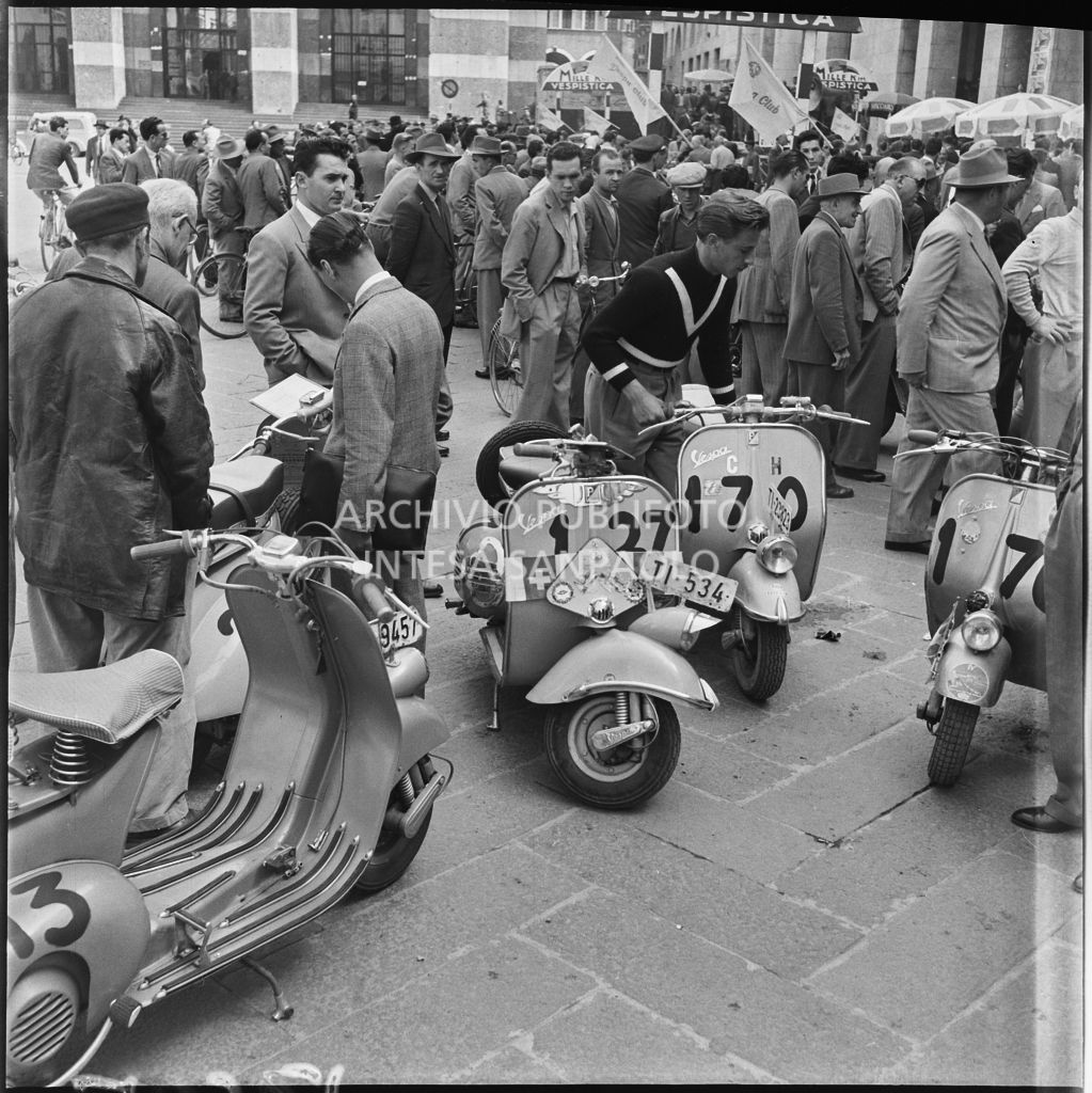 Vista su piazza della Vittoria a Brescia in occasione della competizione sportiva 1000 Km Vespistica del 1954<br>216321