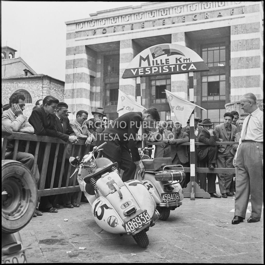 Controllo di una Vespa in piazza della Vittoria a Brescia in occasione della competizione sportiva 1000 Km Vespistica del 1954<br>216322